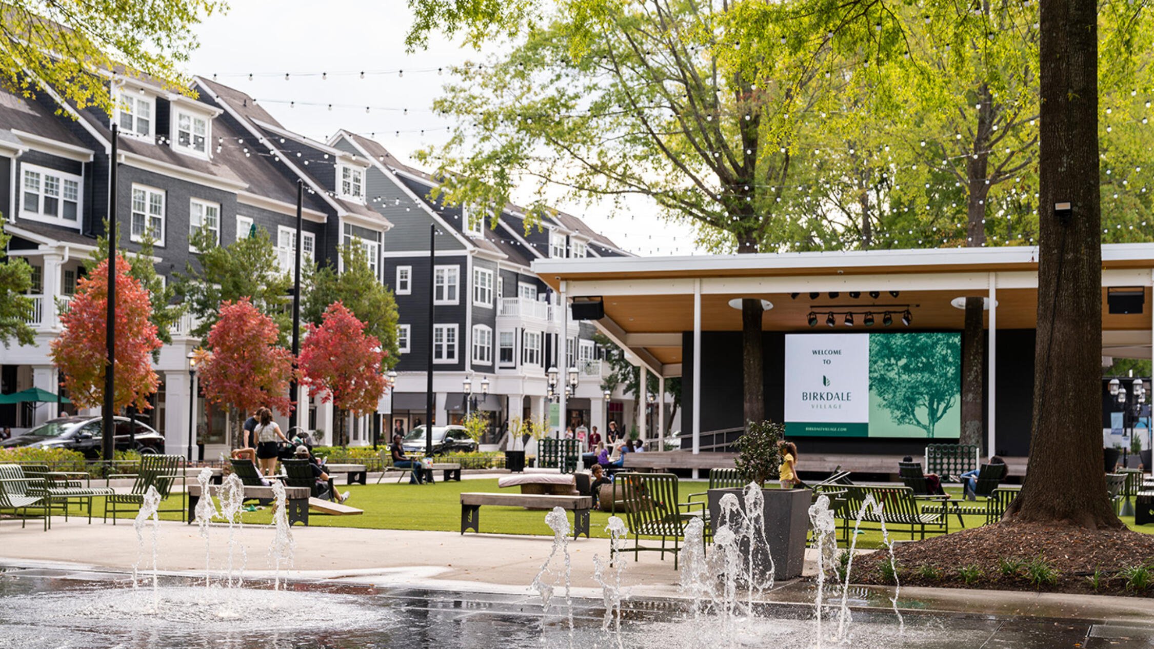 Birkdale Village outdoor courtyard with expansive water fountain and buildings and a pavilion in the background