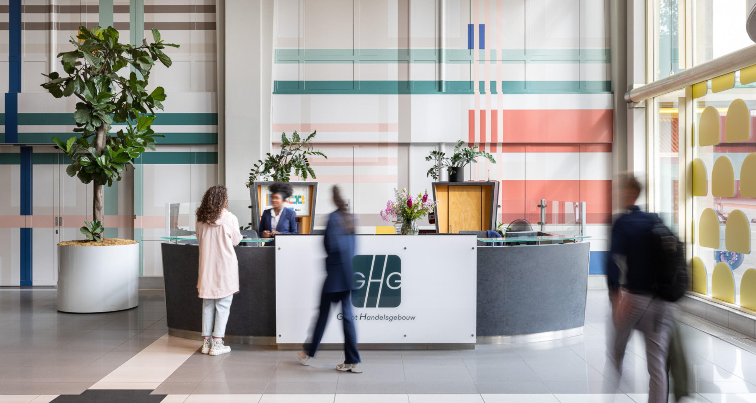 Groot Handelsgebouw Lobby with visitors at welcome desk