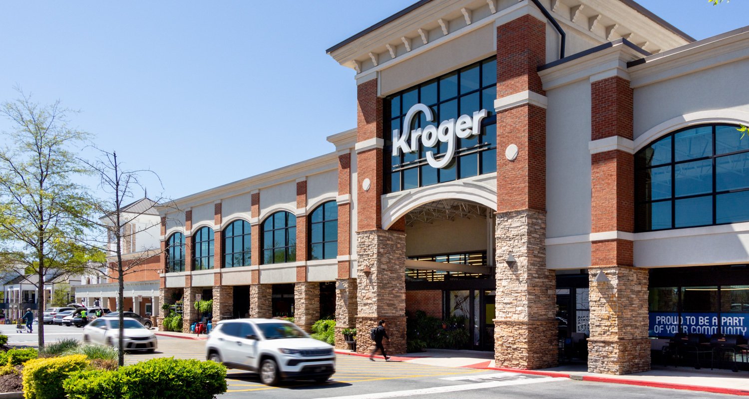 Kroger façade at Fountain Oaks with cars and pedestrians on driveaway in front